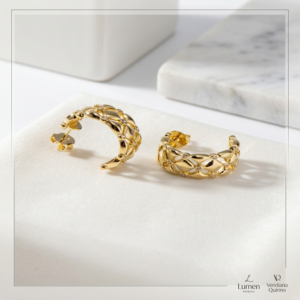 Argola com Detalhes e Zircônias Incolores Folheada a Ouro