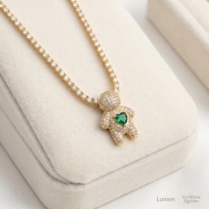 Colar Ursinho Cravejado com Pedra Verde e Zircônias Dourado